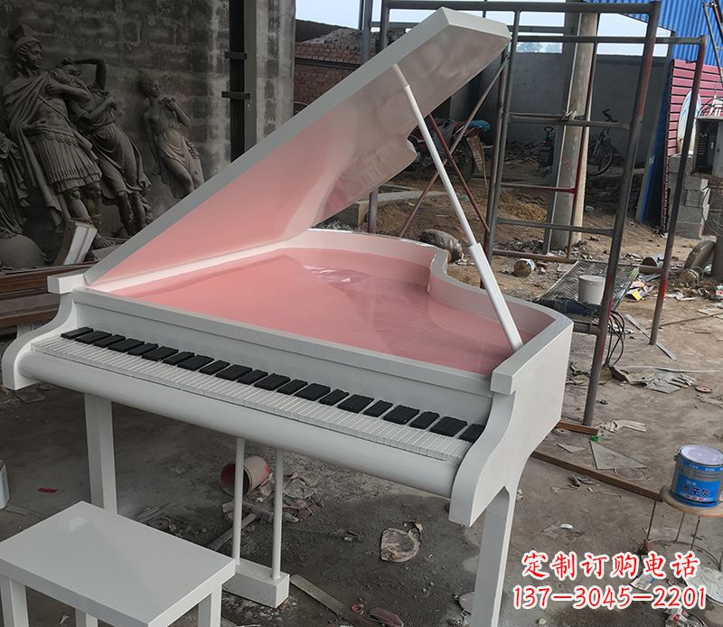 浙江校园里的钢琴雕塑