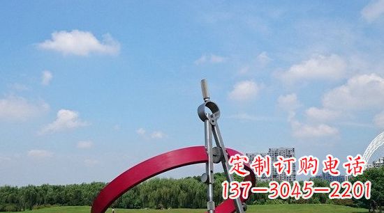 浙江不锈钢圆规雕塑环绕着美景