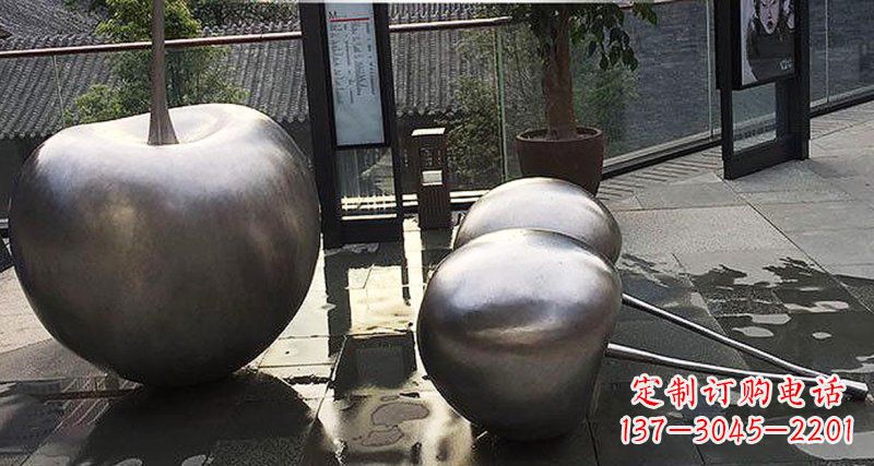 浙江樱桃雕塑点缀步行街美丽景观