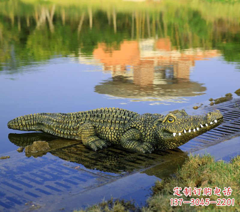 浙江池塘水池仿真大鳄鱼雕塑玻璃钢园林水景草丛动物摆件