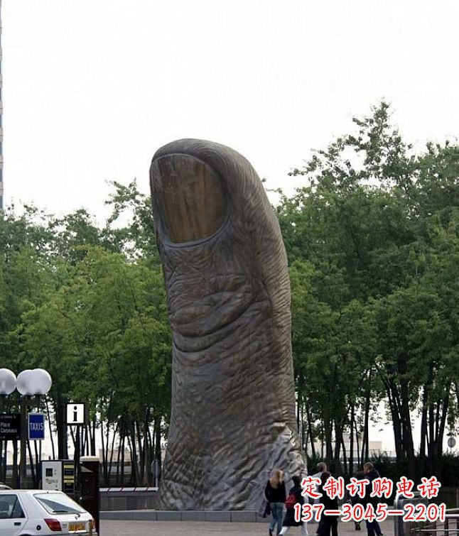 浙江公园竖着的大拇指景观铜雕
