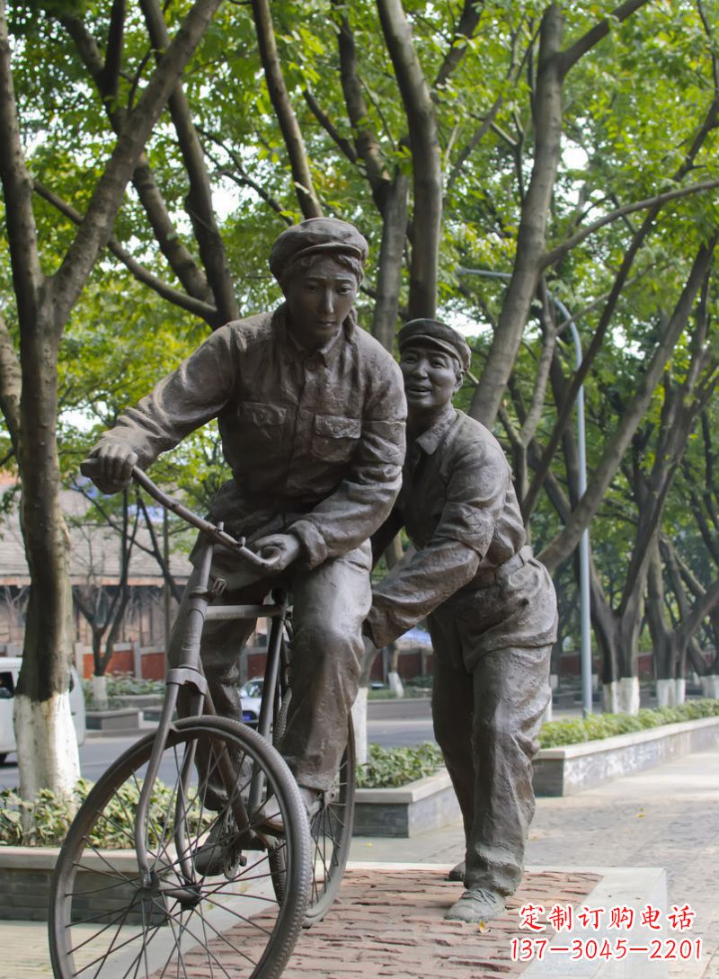 浙江公园学骑自行车的人物铜雕