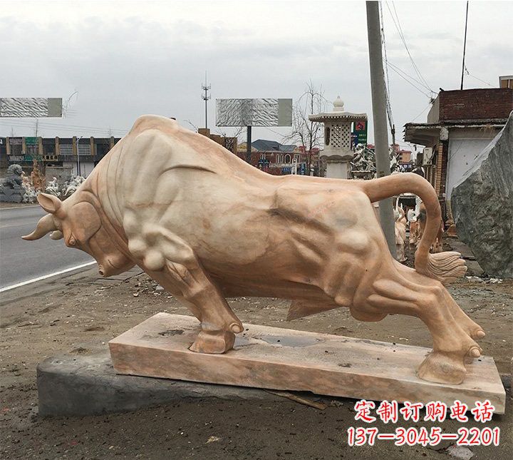 浙江象征力量的广场晚霞红牛雕塑