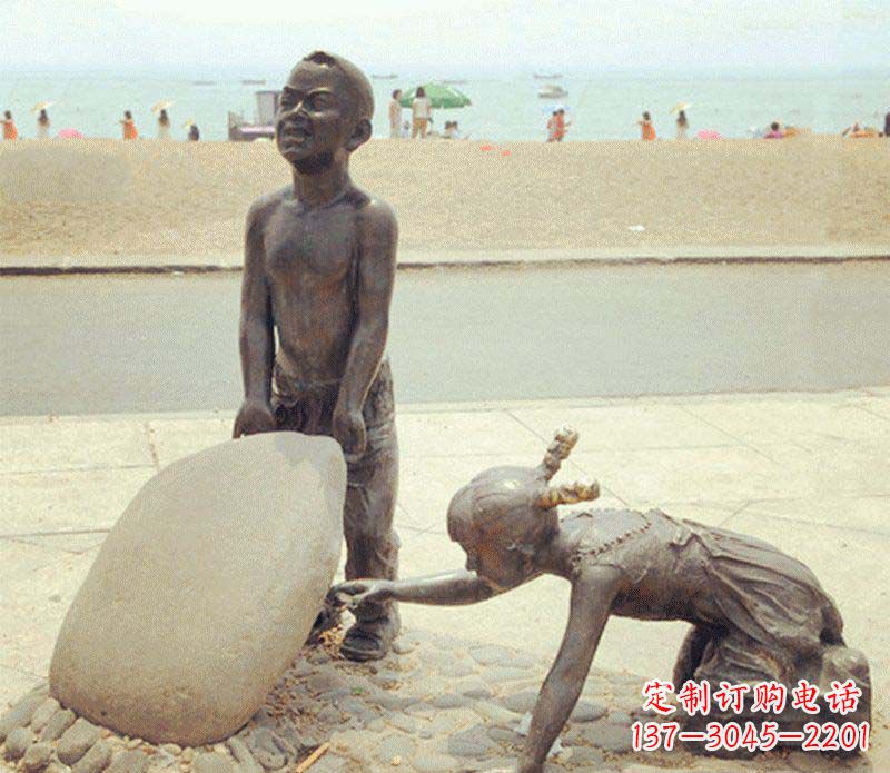 浙江海边抬石头的小孩景观铜雕