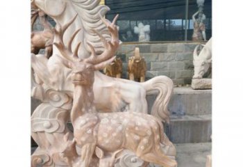 浙江展现自然风采的梅花鹿石雕