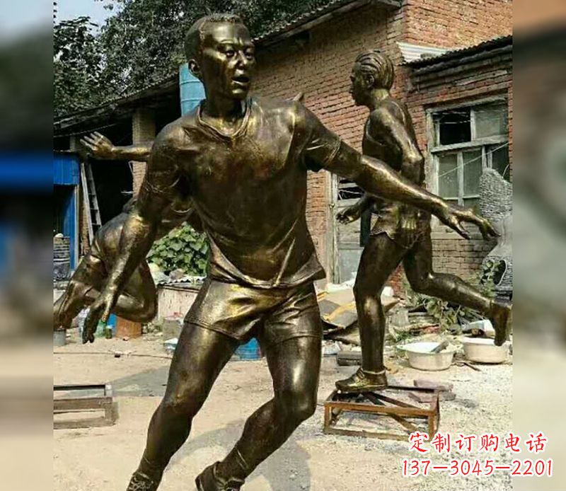 浙江踢足球广场人物铜雕