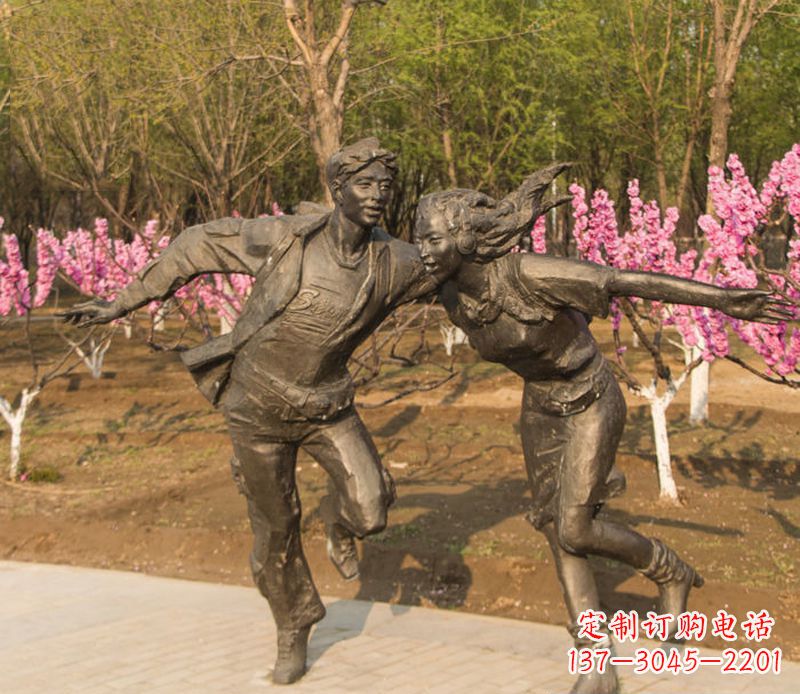浙江游玩的情侣铜雕